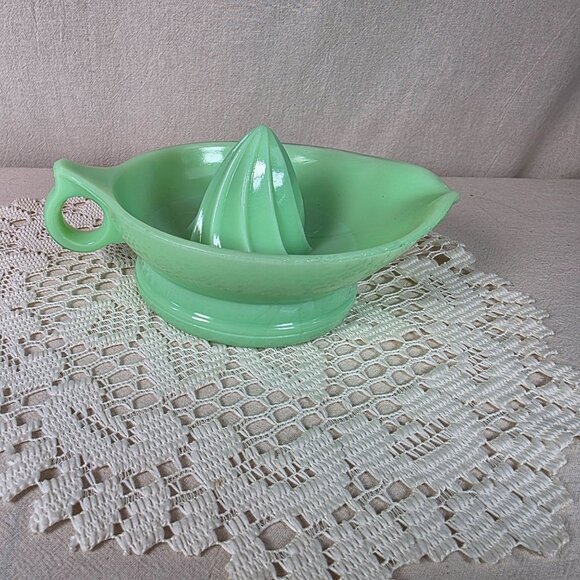 Vintage Jadeite Glass Juice Reamer With Handle & Spout - Classic Green Kitchenwa - Picture 2 of 9